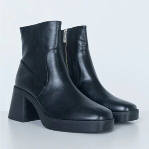 Princess Polly Halo boots in black